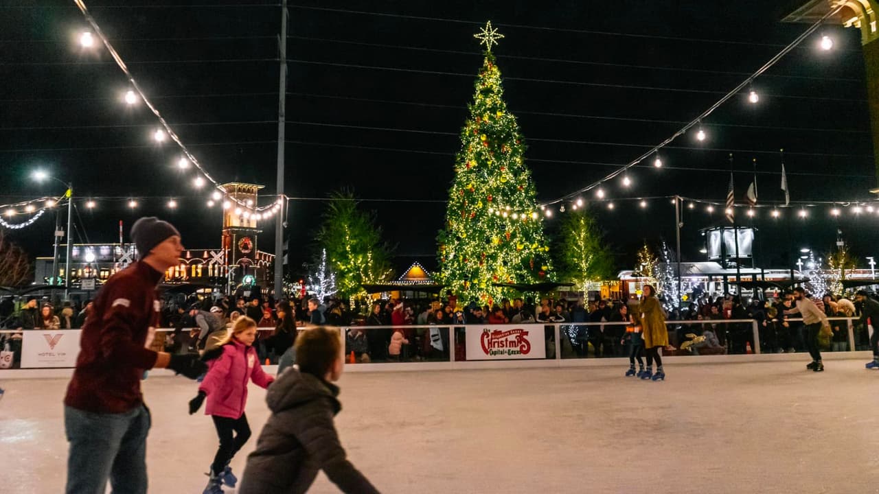 <b>Descubre la increíble pista de hielo de 4,500 pies</b>. 
<a href="https://maps.app.goo.gl/cG92aGNJop2YnpKH7" target="_blank">Peace Plaza Ice Rink está ubicada en Peace Plaza</a>. Allí, podrás disfrutar de 
<b>un árbol de Navidad natural y numerosas decoraciones y adornos gigantes</b>. Las entradas tienen un precio de $20 por persona y 
<a href="https://tickets.grapevineticketline.com/event/peace-plaza-ice-rink-2023?_gl=1*1hj8hin*_ga*MTM3NDMxNDAxMS4xNzAwNDk4MDMz*_ga_JDJ892GCPS*MTcwMDUwMDk5MS4yLjEuMTcwMDUwMTc5My41NS4wLjA.*_ga_857TXZ9RJE*MTcwMDQ5ODAzMi4xLjEuMTcwMDUwMjgwMi42MC4wLjA." target="_blank">las puedes comprar en línea haciendo clic aquí</a>.
