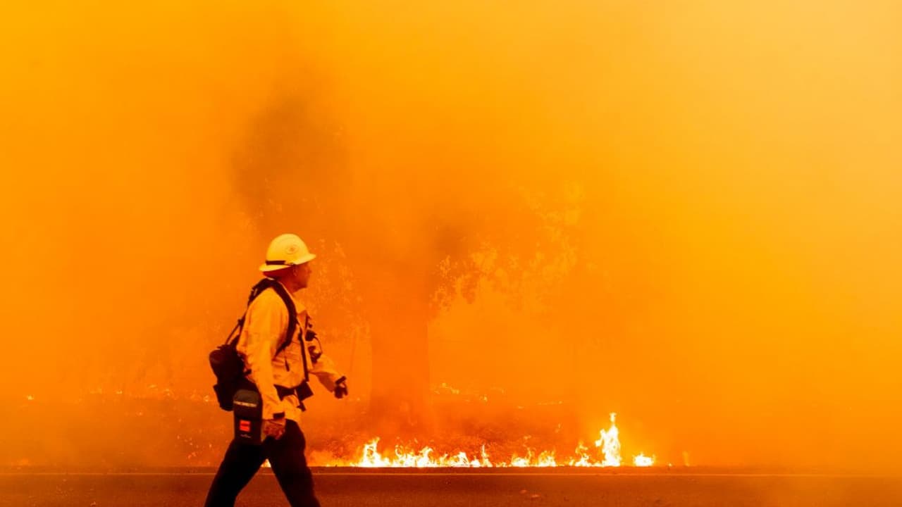 Incendios de California: al menos 7 muertos, más de 1 millón de acres quemados y unos 250,000 evacuados