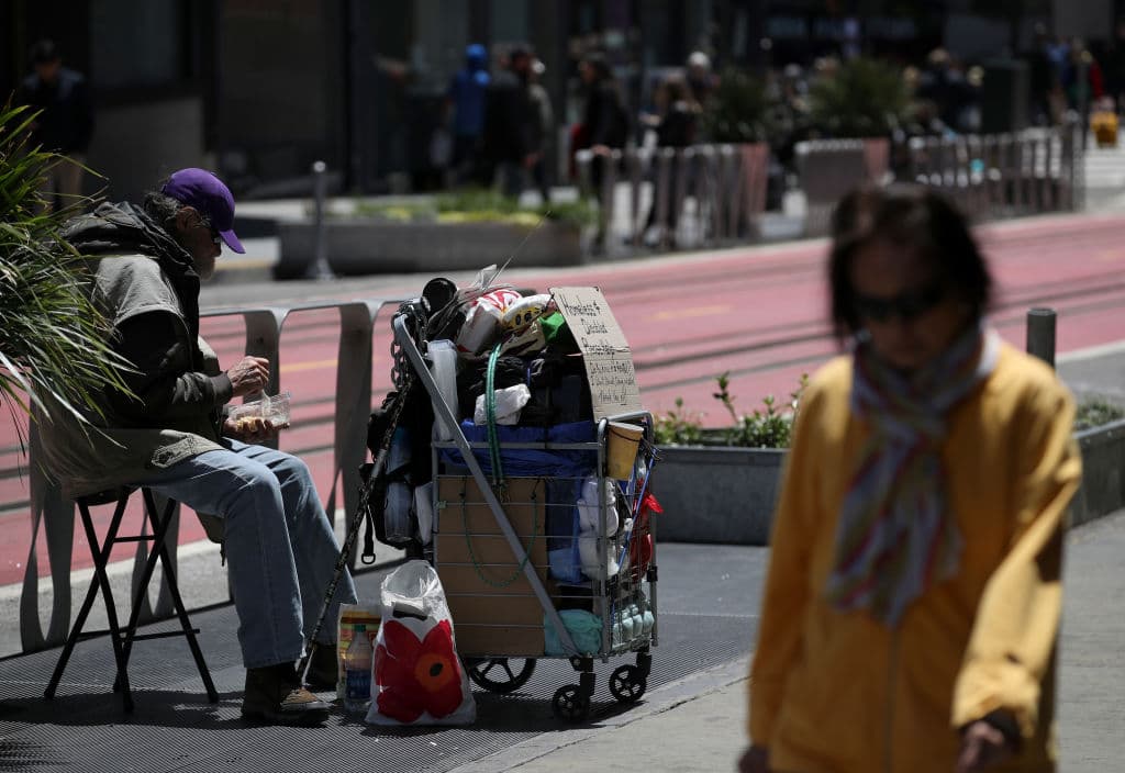 El problema de la indigencia es tan grave en San Francisco que casi la mitad (44%) de los residentes del Área de la Bahía dijo que en los próximos años hay altas probabilidades de mudarse a una ciudad que no esté en Silicon Valley. Entre las minorías, la cifra es aún mayor: 
<a href="https://www.univision.com/local/san-francisco-kdtv/que-significan-200-000-al-ano-en-silicon-valley-ser-de-clase-media-y-no-poder-comprar-una-casa" target="_blank">71% de los afroamericanos y 53% de los latinos. </a>