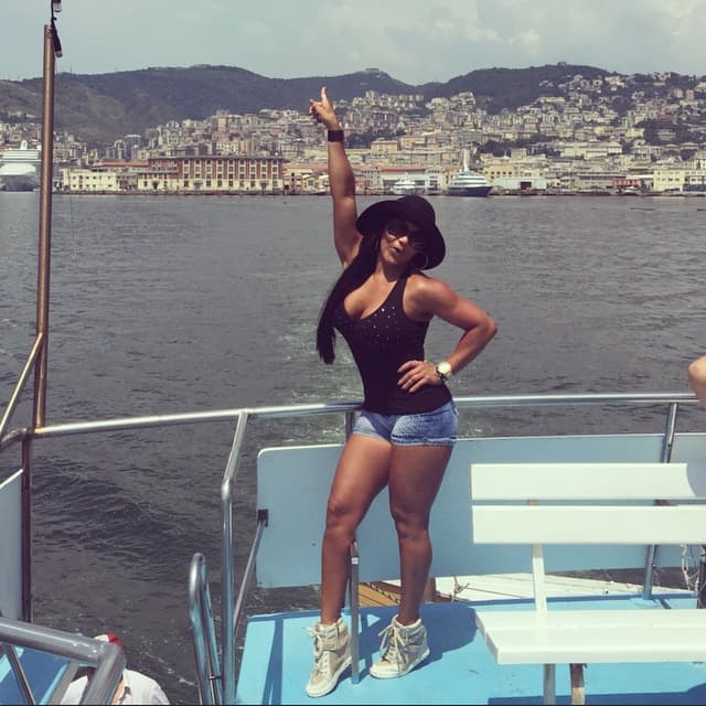 Así posó para la cámara.