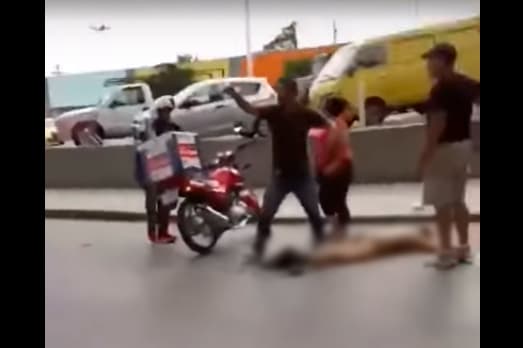 El fanático yace en el suelo con heridas de gravedad mientras las cuatro personas claman por ayuda.