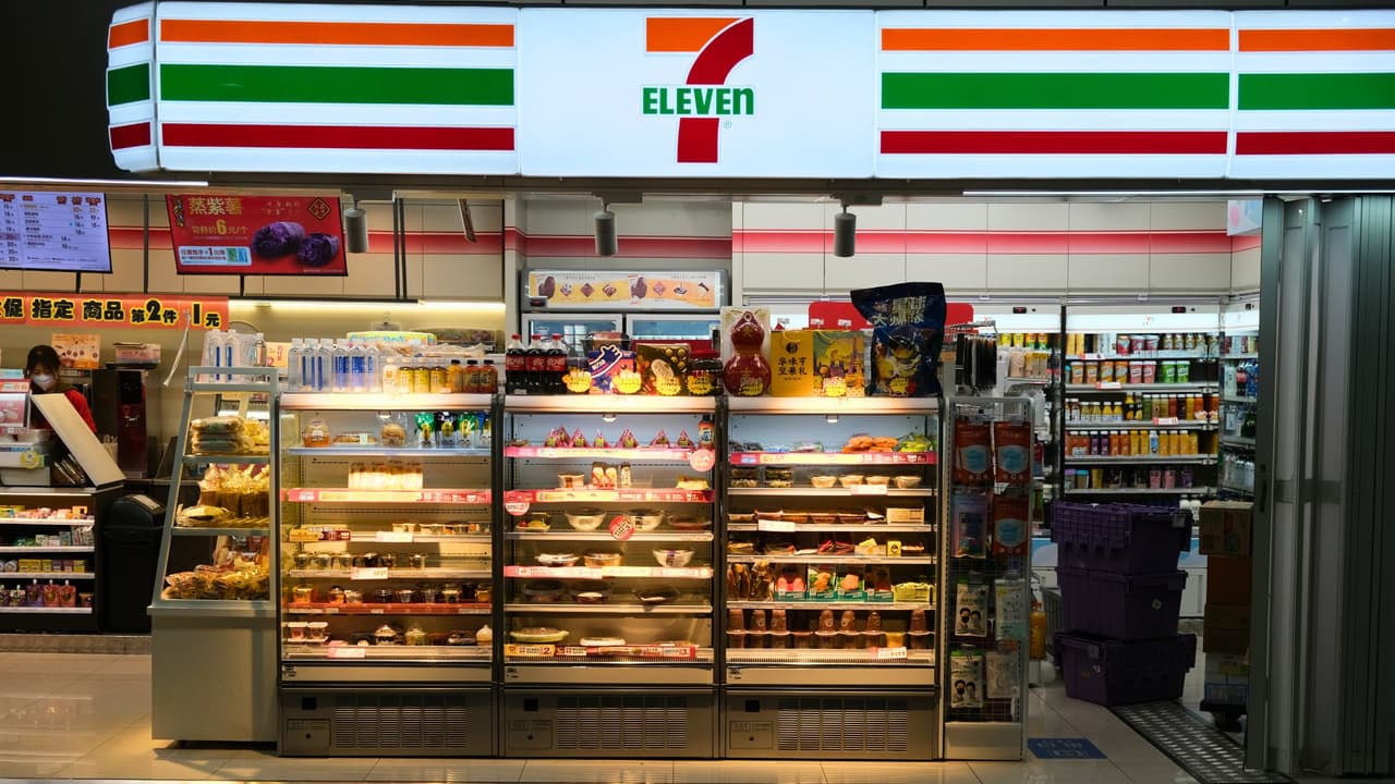 <h3 class="cms-H3-H3">Lo que falta por saber</h3> Por ahora, la empresa no ha detallado
<b>qué tiendas cerrarán ni en qué ciudades se concentrarán los cambios. </b>
<br>Tampoco ha confirmado
<b>cuántos empleados podrían verse afectados. </b>
<br>Lo que sí está claro es
<b> el cambio de rumbo. </b>
<br>Una empresa que nació como solución de barrio en Texas ahora
<b>ajusta su tamaño para adaptarse a un mercado distinto. </b>
<br>Y eso, más allá de los números, es lo que realmente está en juego.