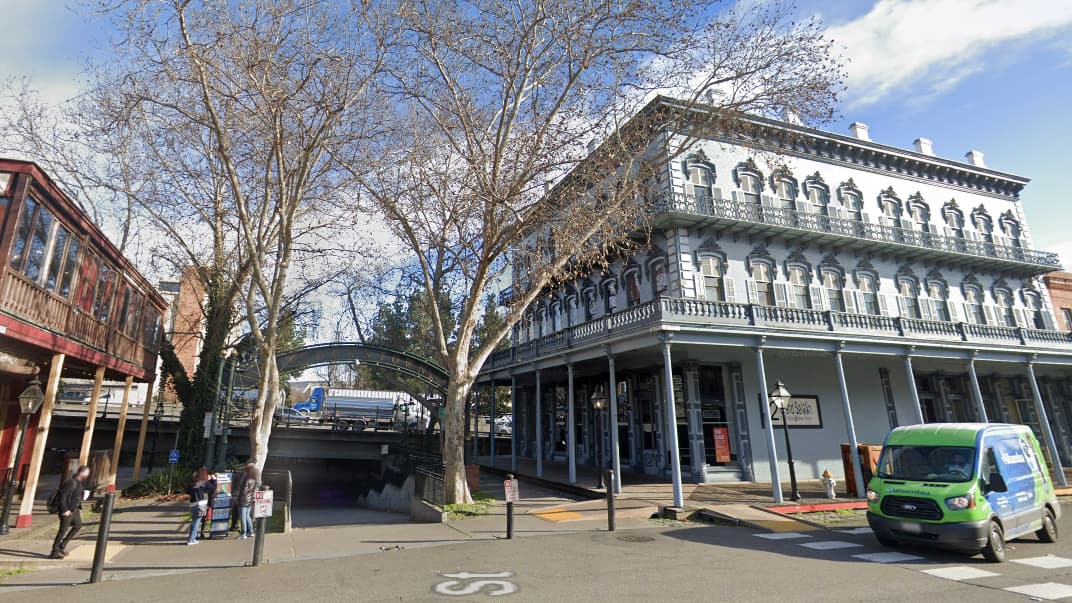El túnel que conecta a Old Sacramento con el centro de Sacramento.