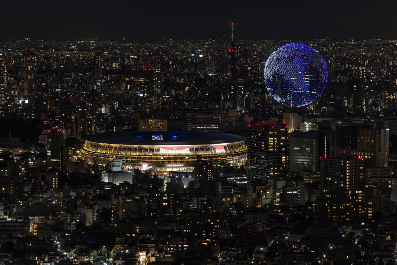 Decenas de drones se desplegaron sobre el estadio olímpico de Tokyo para postrar un mundo con Imagine de fondo.