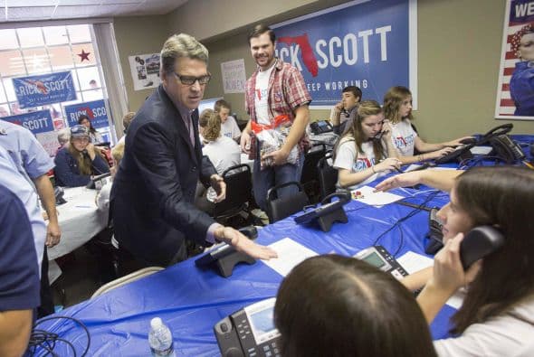 El gobernador de Texas se enterará de quién será su sucesor en suelo floridense pues se encuentra en ese estado apoyando al gobernador republicano Rick Scott, quien busca ser reelegido en una de las contiendas más cerradas del país.