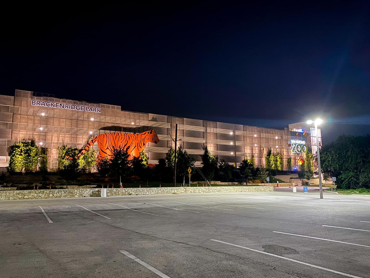 El nuevo estacionamiento del
<a href="https://www.univision.com/local/san-antonio-kwex/sky-walk-zoologico-de-san-antonio-para-ver-a-los-jaguares-fotos">zoológico de San Antonio </a>está completo y los funcionarios dicen que es una combinación de
<b>"animales, arte y ambiente".</b>