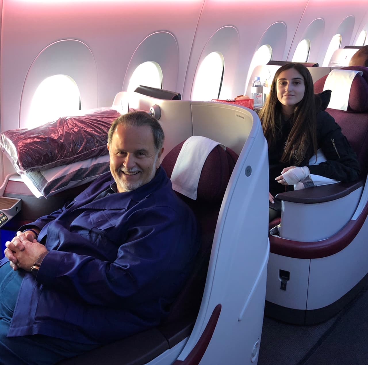 Para Raúl, viajar cómodo es una prioridad y en este viaje se aseguró de obtener las mejores sillas en el avión.
<br>