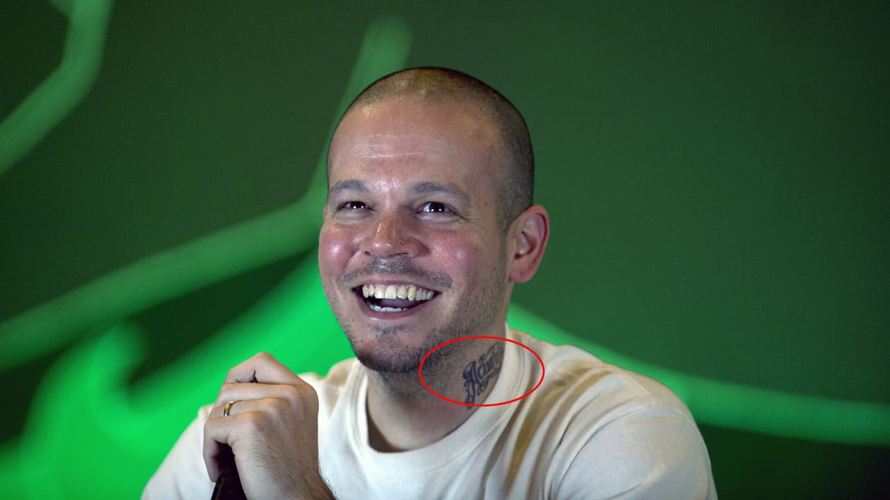 El artista urbano se ha tatuado diseños significativos de los miembros de su familia, como la mamá y hermana.