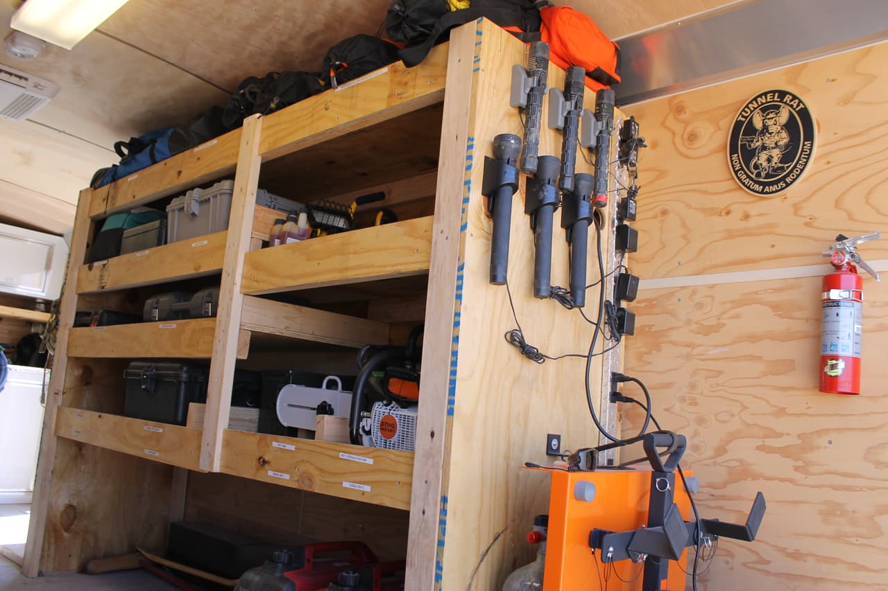 El equipo cuenta con una unidad móvil donde transportan todos los implementos para inspeccionar y detectar túneles.