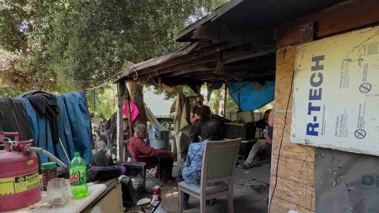 “¿Quieres ir a la cárcel”: Personas sin hogar buscan soluciones tras el desmantelamiento de La Jungla