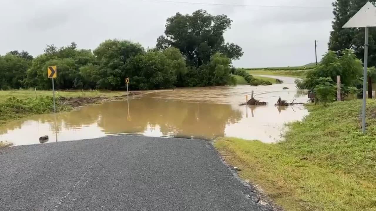 El 
<b>Seco Creek</b>, en el condado Medina, se desbordó tras las fuertes lluvias. Las autoridades ordenaron evacuaciones para residentes de 
<b>D’Hanis</b>, una comunidad ubicada dentro del condado, ante el riesgo de inundaciones.