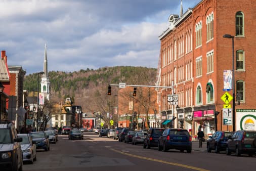 <b>Lista amarilla</b>
<br>Los únicos estados que reportaron menos de 15 casos por cada 100,000 habitantes son:
<br>- Massachusetts
<br>- El Distrito de Columbia
<br>- New Hampshire
<br>- Michicgan
<br>- Conneticut
<br>- Vermont
<br>- Maine
<br>