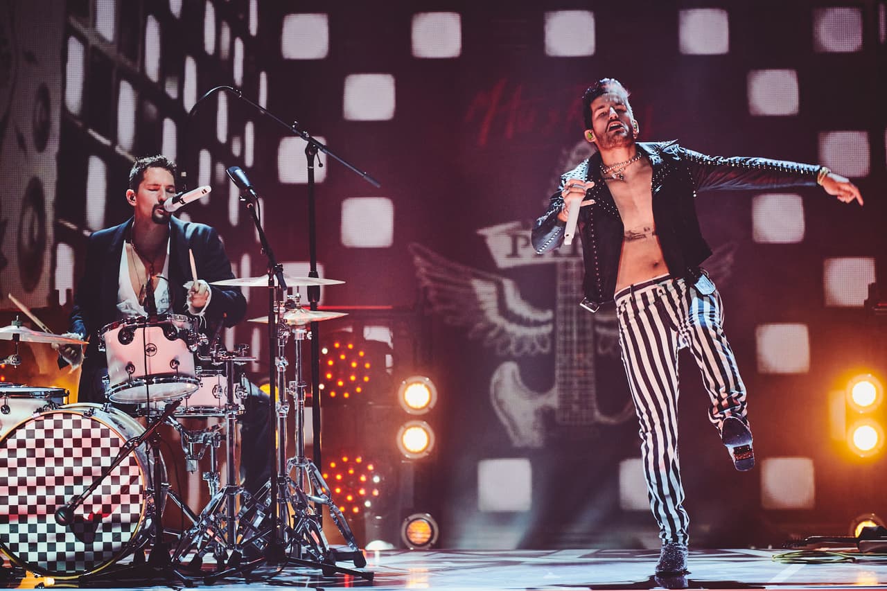 Mau y Ricky llegaron estrenando canción en Premios Juventud 2020.