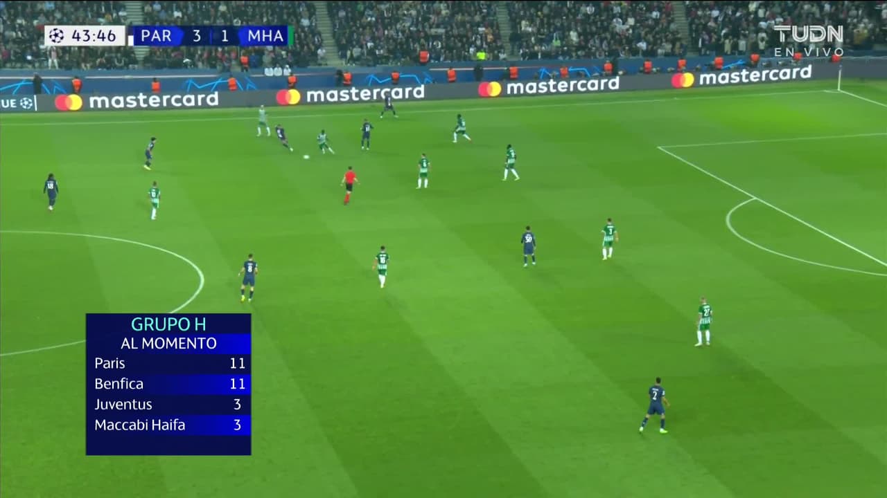 ¡GOL!  anota para Paris Saint-Germain. Lionel Messi