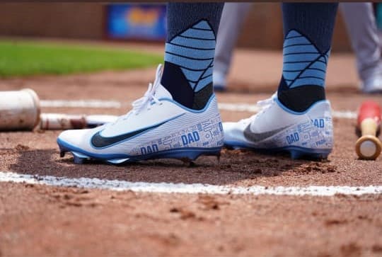 Los Yankees, Giants, Blue Jays y más equipos rinden tributo a los papás hoy en su día.