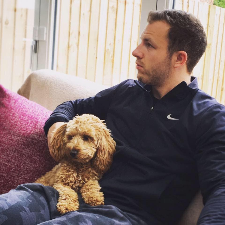 Una fuente consultada por 
<b><a href="https://www.thesun.co.uk/news/9560509/vin-diesel-total-shock-filming-accident/" target="_blank">The Sun</a></b> señaló que Watts "quedaría colgando debajo del balcón a través del cable y después lo bajarían despacio hasta el suelo, pero cayó y aterrizó sobre su cabeza".