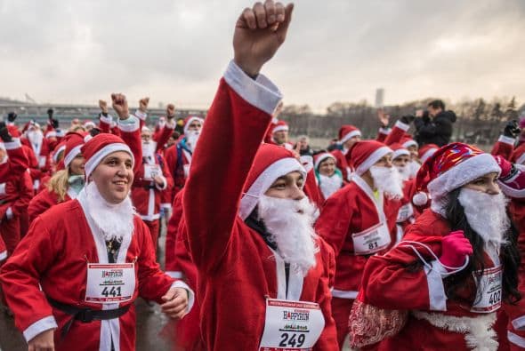 Un grupo de corredores vestidos como Santa Claus participaron en una obra caritativa destinada a recoger dinero para niños con enfermedades graves en Moscú.