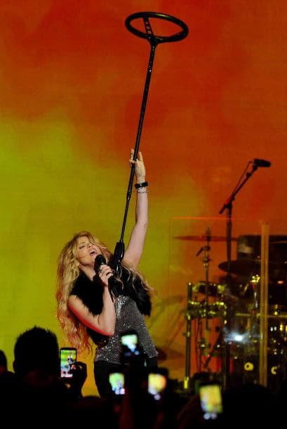 Fresca, hermosa y muy feliz de volver a compartir en vivo y directo con su público, la colombiana se dejó fotografiar por los asistentes en una suerte de cacería del mejor ángulo celular. Aquí te compartimos algunas estampas de la presentación durante 'Target Presents iHeartRadio Album Release Party with Shakira', anoche en Burbank.