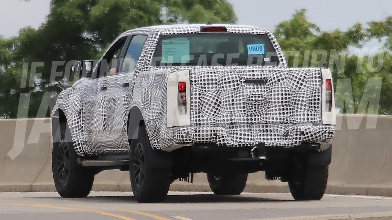 Este lunes nuestra publicación hermana
<b><a href="http://jalopnik.com/it-looks-like-ford-is-making-a-ranger-raptor-1796419484" target="_blank">Jalopnik</a></b> reporta que según un prototipo visto en las calles de Detroit, es muy posible que Ford esté preparando una
<b>versión todoterreno extrema</b> de la próxima Ranger, el estilo de la
<b>Ford F-150 Raptor</b>.