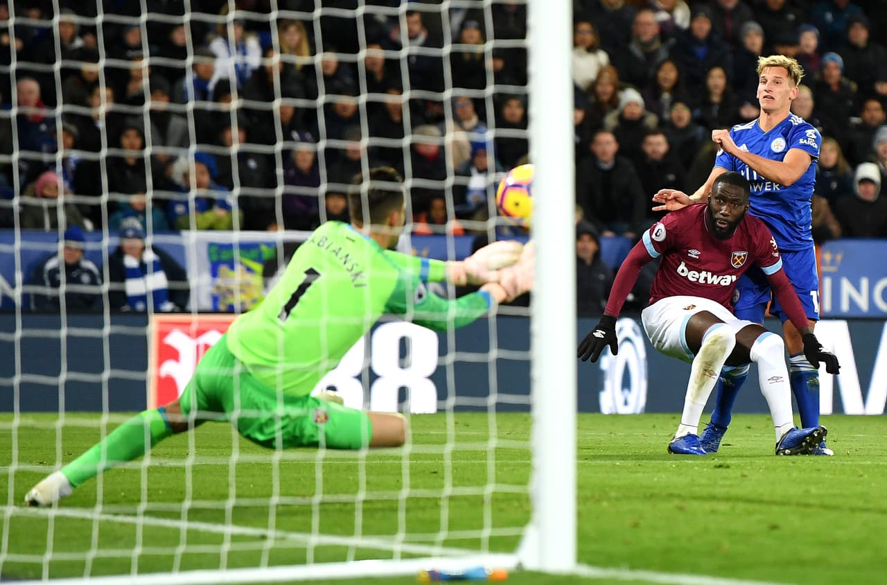 Luego los locales se fueron acercando al arco de Lukasz Fabianski, quien respondió bien a este remate de Marc Albrighton.