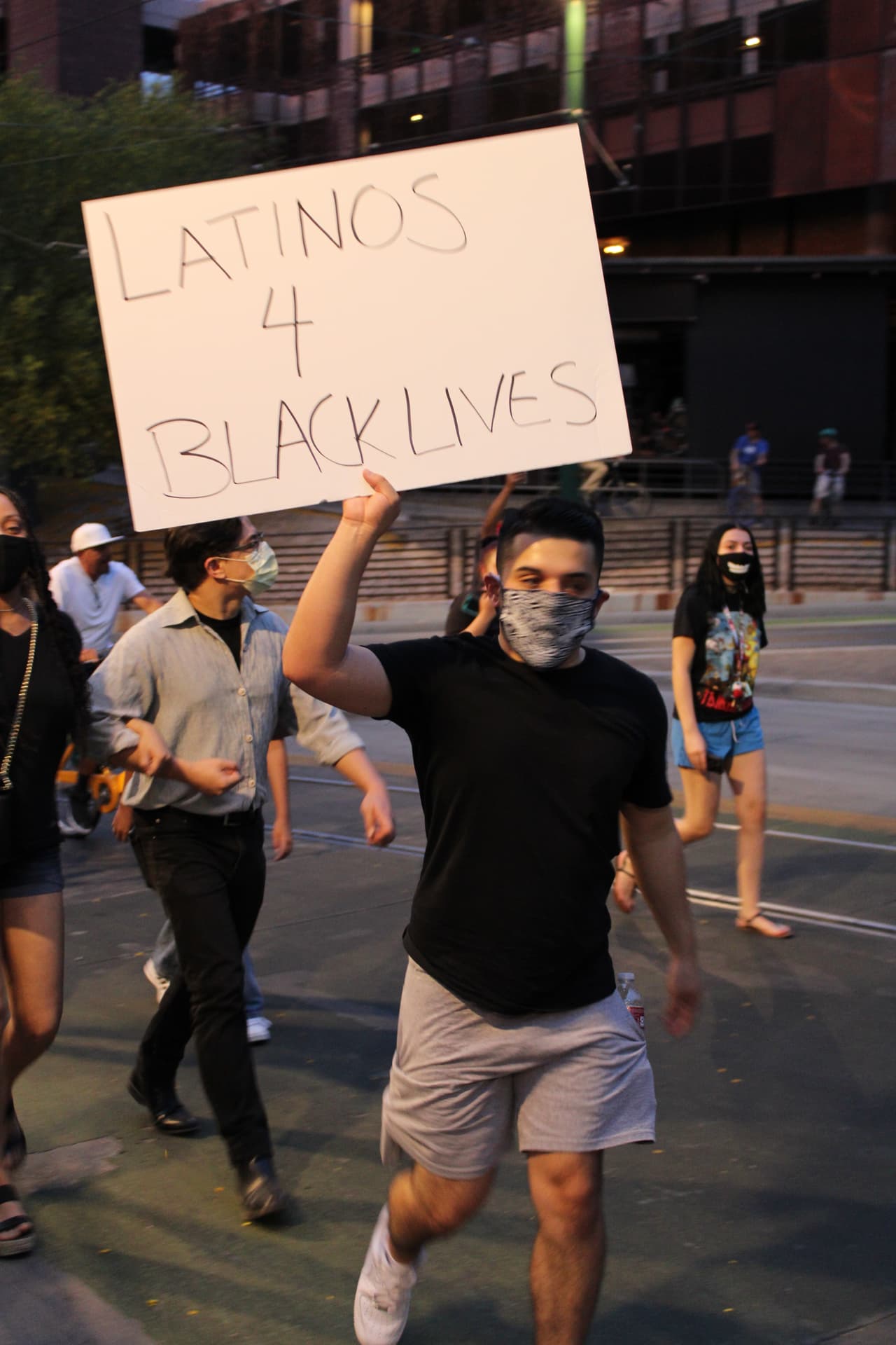 “Necesitamos cuidarnos los unos a los otros y necesitamos realizar el cambio pacíficamente. Toma tiempo, pero necesitamos seguir adelante con diferentes formas de participar en nuestra democracia y efectuar el cambio y las necesidades que vemos para todas las personas vulnerables que vemos, minorías en este país y que siguen sufriendo, los inmigrantes, niños”, dijo la alcaldesa Regina Romero en una entrevista con Univision Arizona. 
<br>