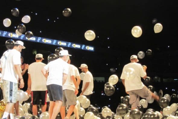 Photos: Spurs Championship Alamodome Celebration 2014