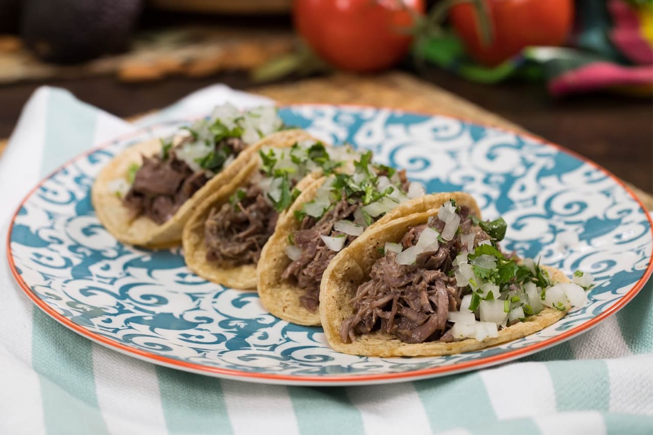 <b>Taquería Vallarta </b>es otro de los lugares que se encuentra abierto hasta la medianoche, lo que ayuda a todos esos antojadizos que terminan su jornada tarde noche. Ofrecen la auténtica comida mexicana según su propia descripción en su página de Facebook y han sido considerados en los listados de Newsweek y Eater San Francisco.
<b>Ubicado en la 24th, una de sus especialidades son los tacos de cordero.</b>