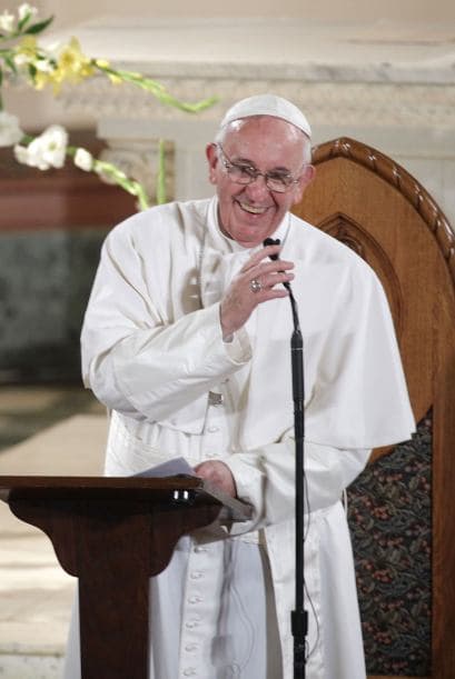 Francisco dirige a la congregación durante su visita a San Patricio, iglesia fundada en 1794.