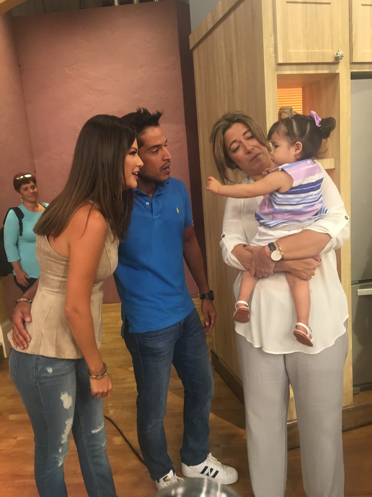 Papi y mami presumen orgullosos a su pequeño regalo del cielo.