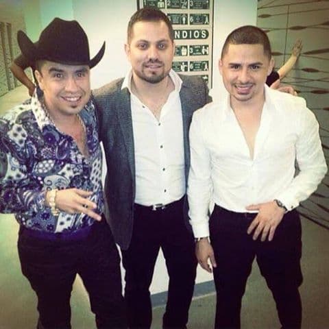 Larry también se caracteriza por recordar a sus amistades. En cierta ocasión, compartió esta imagen en memoria de su fallecido amigo Tito Torbellino.