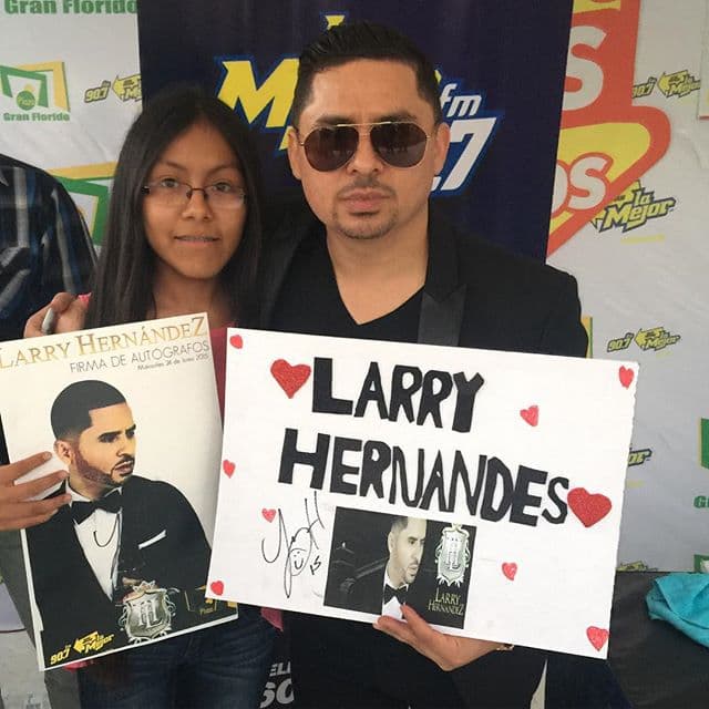 Larry Hernandez no pierde oportunidad de mostrar al mundo lo afortunado que es por tener a las que considera, las mejores fans.