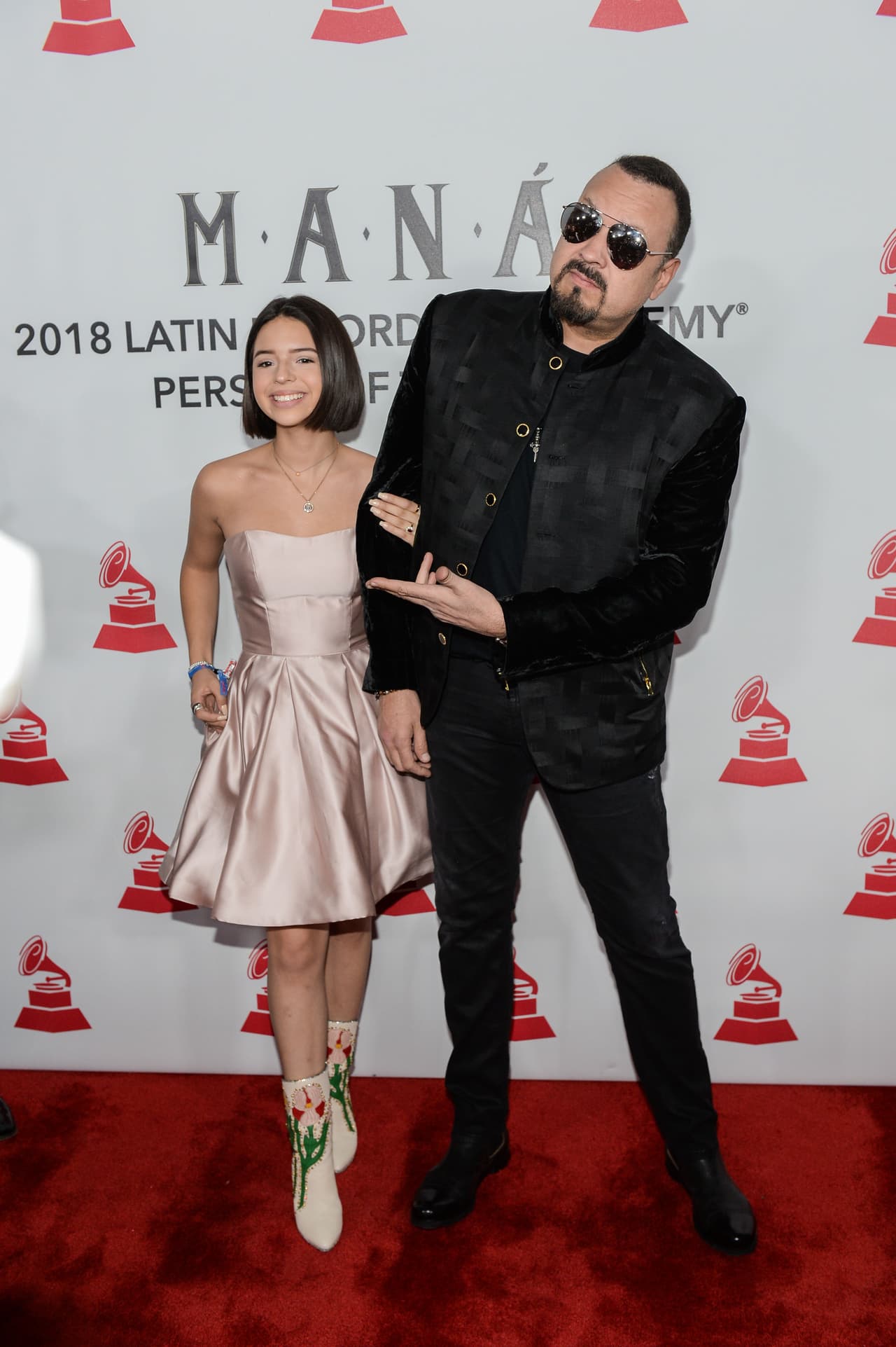 Pepe Aguilar llegó a la alfombra roja del brazo de su exitosa hija Ángela Aguilar.