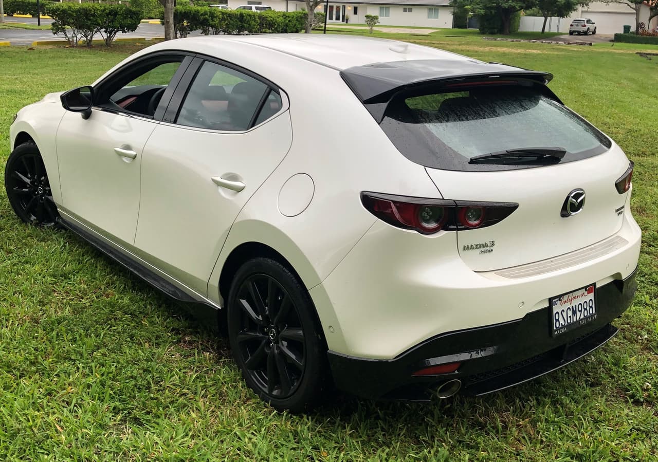Otros detalles para considerar es que el Mazda3 2021 ofrece la tracción a las 4 ruedas y a las ruedas delanteras.