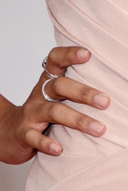 Para tener uñas más fuertes y sanas es importante que cuides tu alimentación e incluyas grasas sanas como las que se encuentran en nueces, granos como la cebada o la avena e incluso carnes magras para aumentar tus niveles de hierro. Además es fundamental que tengas un consumo adecuado de agua.