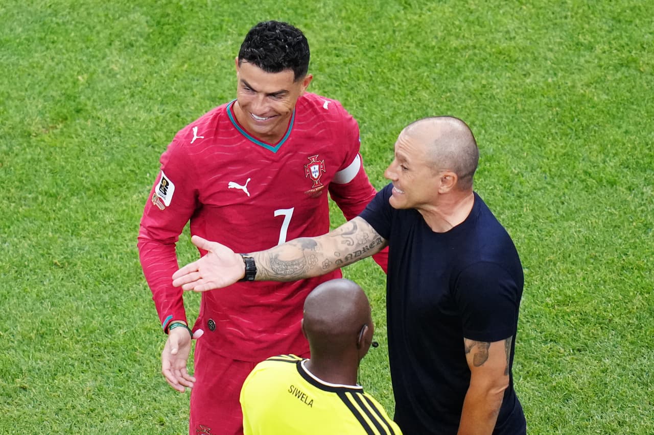 Cristiano Ronaldo (7), de Portugal, conversa con el seleccionador de Uzbekistán, Fabio Cannavaro.