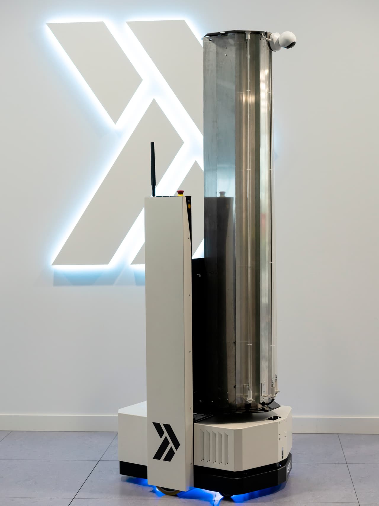 Esta estación de limpieza autónoma fue diseñado por las firmas españolas ASTI Mobile Robotics y BOOS Technical Lighting.
<br>