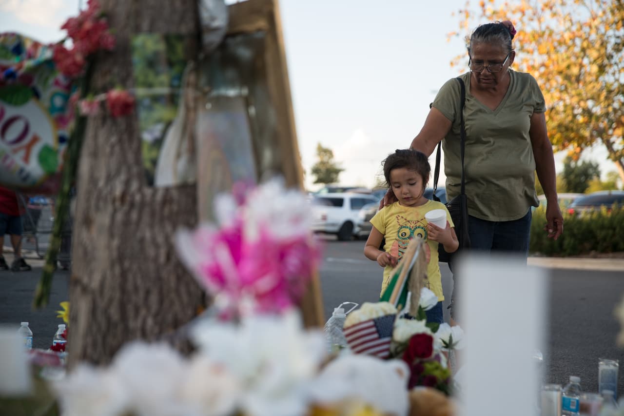 Una niña se acerca al espacio para observarlo. El flujo de personas que visita el lugar no ha bajado desde el lunes. La gente estaciona sus vehículos a un lado y se baja para admirarlo y rezar.