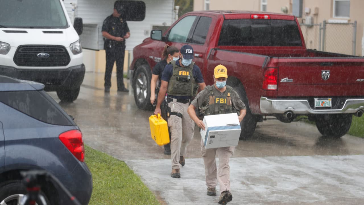 <b>En video:</b> El FBI en Denver informó que fue emitida una orden de arresto a nivel federal contra Brian Laundrie, el novio de Gabby Petito. "Todo lo que estamos viendo son indicativos claros de que él fue quien le quitó la vida o por lo menos estaba presente", dijo el investigador privado Fernando Álvarez.