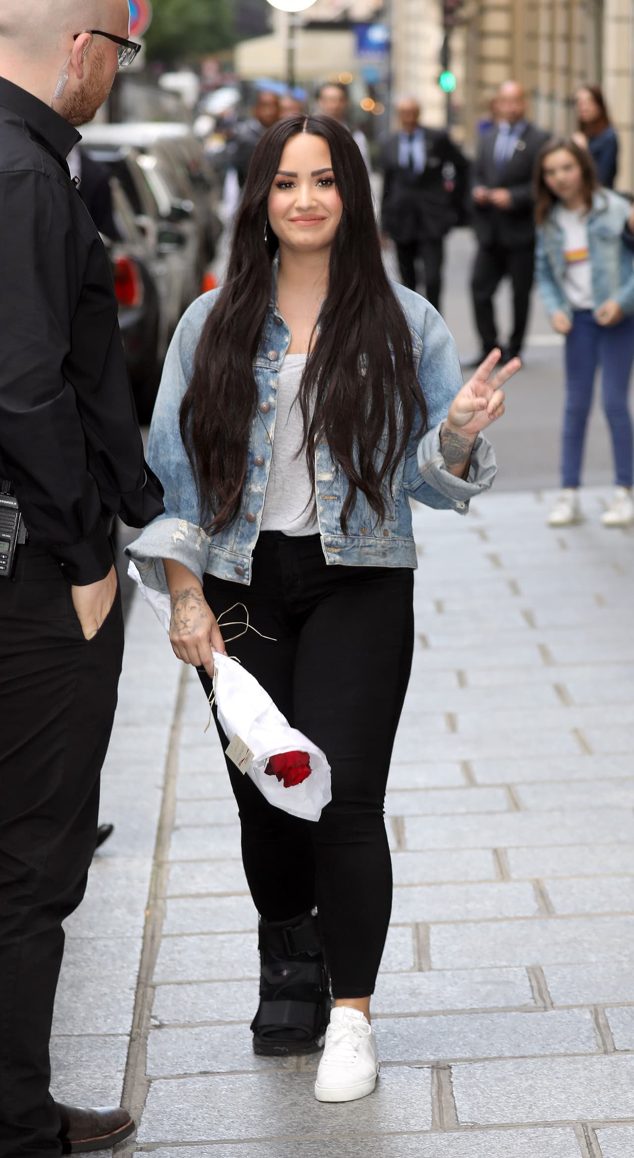 A un día del lanzamiento, compartió una selfie que decía: “
<b><a href="https://www.instagram.com/p/BkP-lV4lbCC/?taken-by=ddlovato">feliz y libre</a></b>”. Mientras, continuaba su gira mundial ‘
<b><a href="http://www.demilovato.com/tour">Tell Me You Love Me</a></b>’ que debía terminar el 27 de noviembre en Brasil.