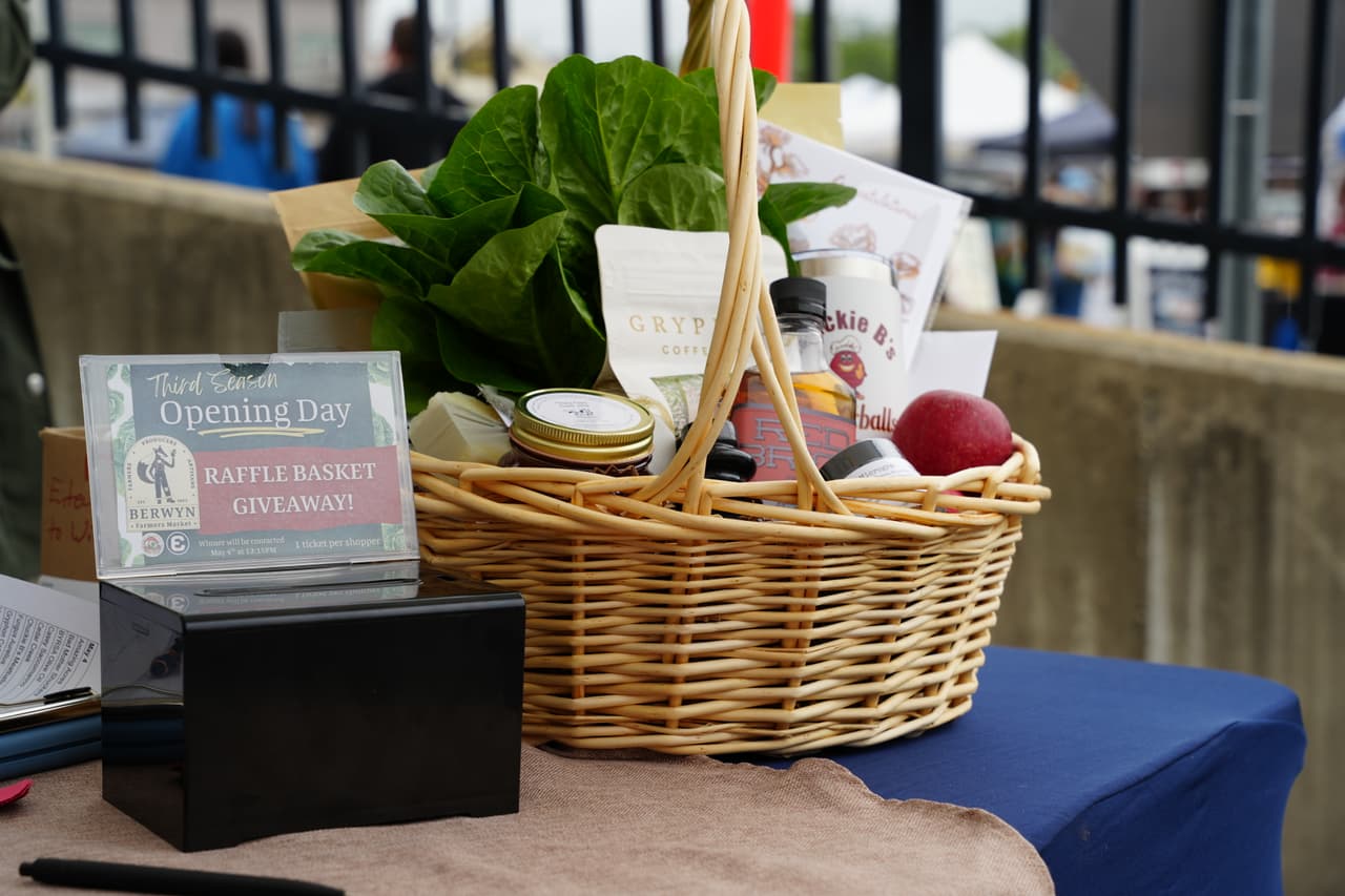 Los 
<b>mercados de agricultores ayudan a combatir los desiertos alimentarios</b> y mejoran la calidad de la dieta. Además funcionan como centros sociales, creando conexiones entre los productores rurales y los consumidores urbanos y fomentando las interacciones vecinales en torno a los alimentos.