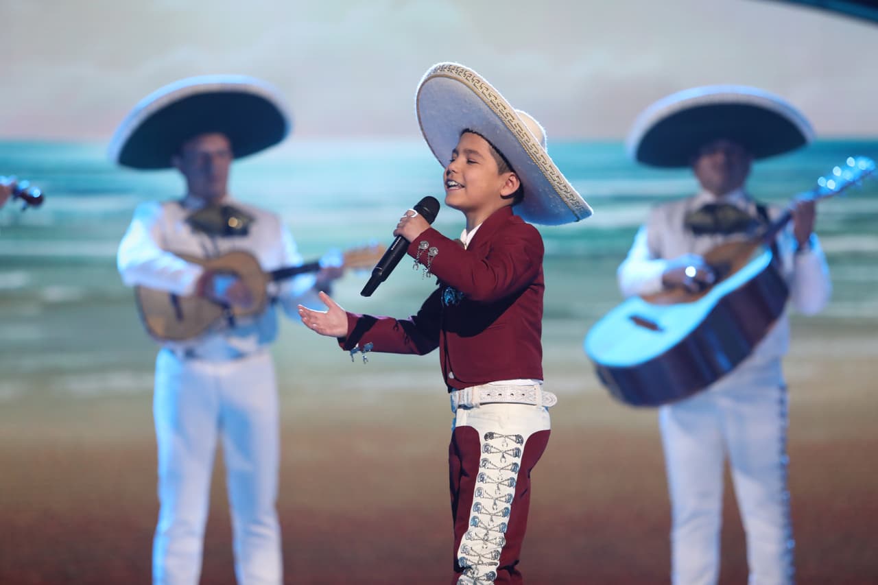 El niño interpretó 'La de la mochila azul'.