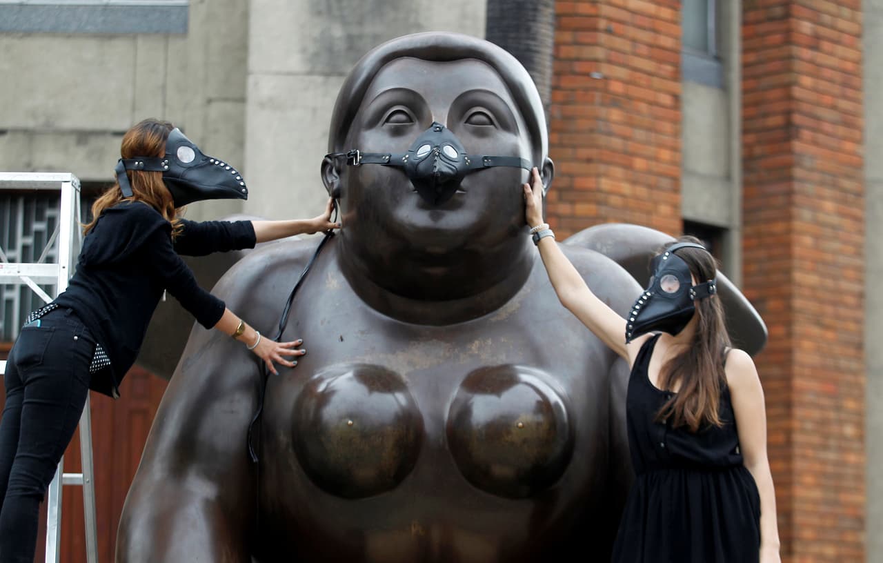 Durante su intervención, el colectivo también entregó tapabocas a los visitantes que se congregaron en esta plaza de Medellín. (Fredy Builes/Reuters)