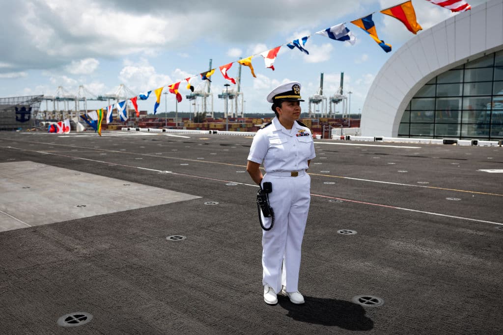 <b><a href="https://www.univision.com/local/miami-wltv/semana-naval-en-miami-almirante-de-origen-hispano-informa-a-noticias-23-sobre-la-mision-del-uss-bataan-video" target="_blank">La almirante hispana Karina Martínez</a></b> forma parte de la tripulación del USS Bataan. Contó que de 12 meses del año, pasa entre 8 y 9 en altamar.