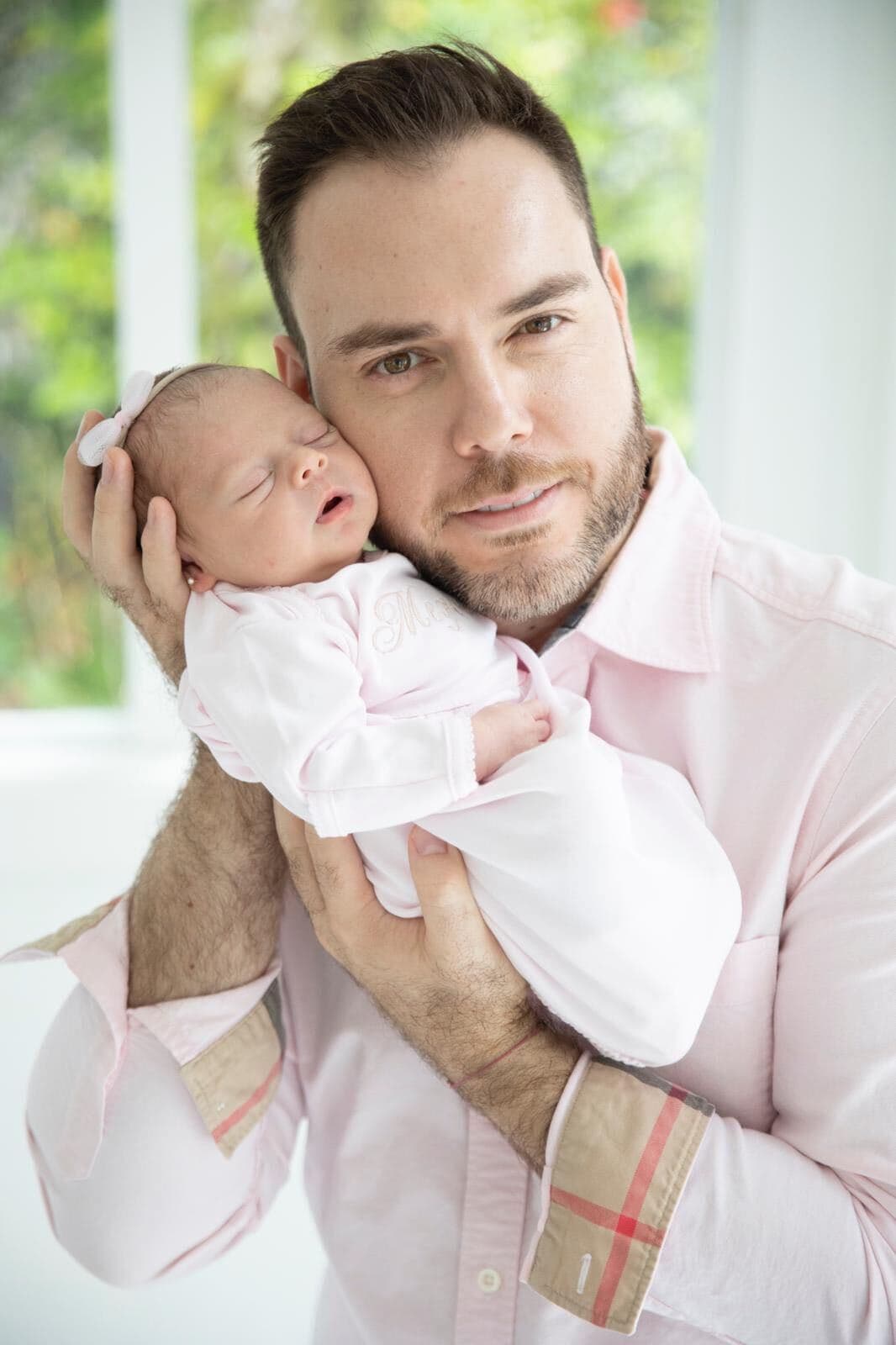 A pesar de los cuidados precisos que 
<a href="https://www.univision.com/shows/primer-impacto/las-dos-presentadoras-de-primer-impacto-embarazadas-al-tiempo-asi-lucian-sus-pancitas-fotos">Michelle tomó durante el embarazo de Megan</a>, el miedo nunca dejó de estar. Luego de las dos experiencias adversas vividas, nuestra presentadora decidió entregarse a la voluntad de Dios, siempre acompñada de Fernando. 
<b>La llegada de la pequeña ha puesto su mundo de cabeza, cambiando rutinas, ´habitos y prioridades. </b>Desde el pasado 22 de julio, todo en la vida de la pareja gira en torno a Megan.