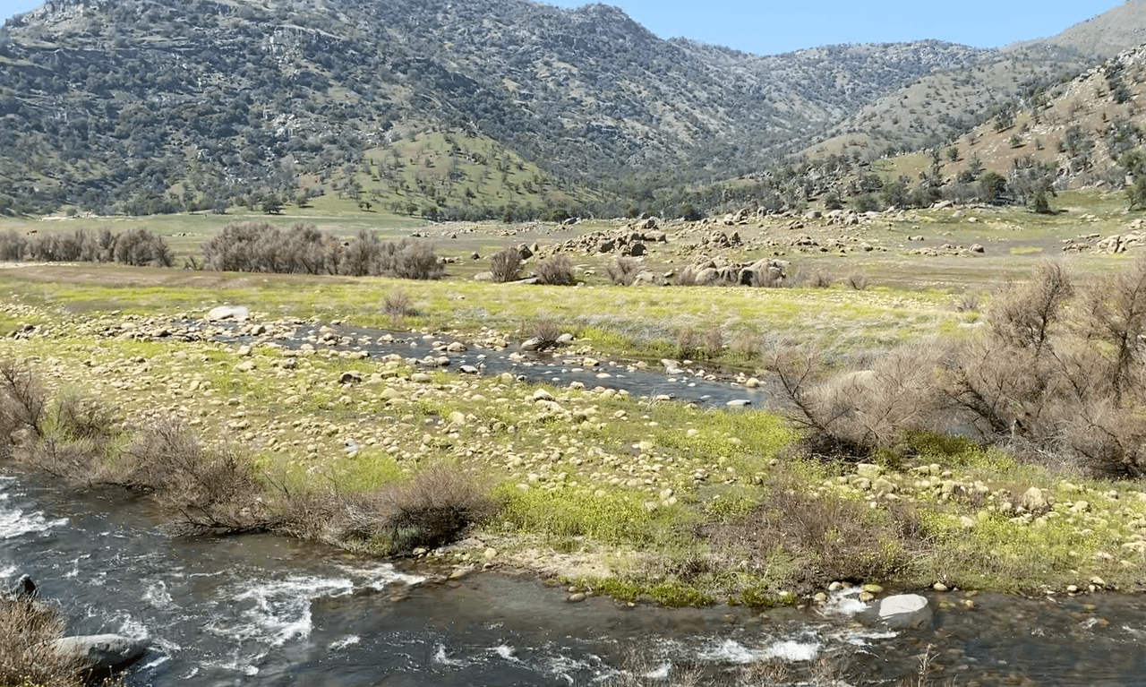 El río es alimentado principalmente por el deshielo a gran altura a lo largo de Great Western Divide.