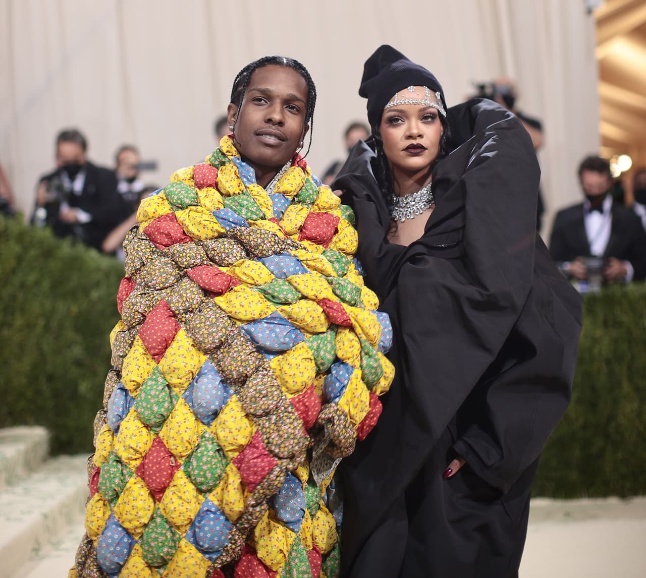 Su novio, el rapero ASAP Rocky, se puso a tono con la excéntrica alfombra y se dejó ver con un look inspirado en colchas.