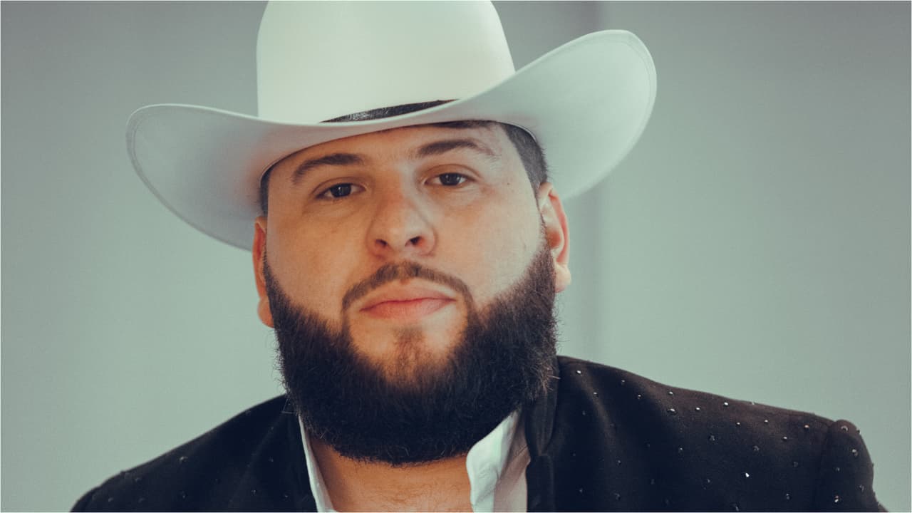 <h3 class="cms-H3-H3"><b>El Fantasma</b></h3>
<br>El cantante de regional mexicano compartirá el escenario de Pepe Aguilar para estrenar su tema ‘Tus desprecios’ y en solitario interpretará ‘Soy Buen Amigo’. Además, El Fantasma tiene seis nominaciones este año, entre las que destacan Artista Revelación Masculino y Canción del Año – Regional Mexicano.