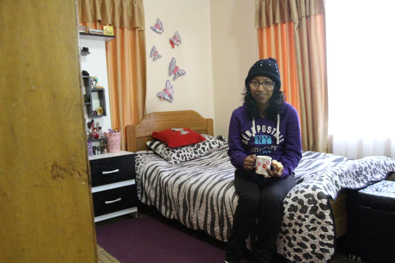 Rocío Melendres en su habitación, lugar marcado por el blanco y negro de las cebras.