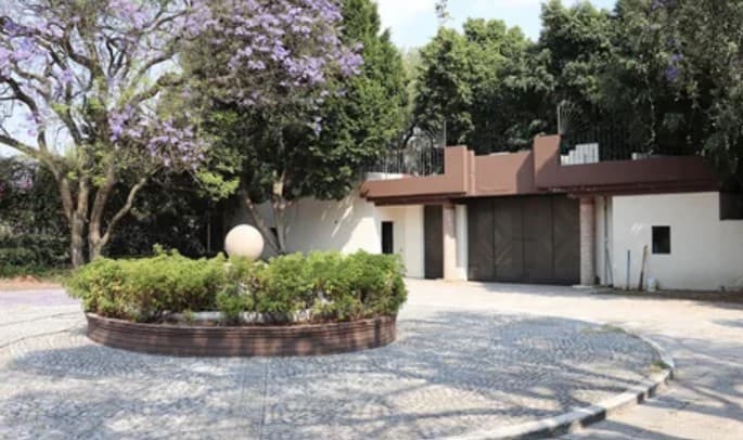 Junto a los jardines hay espacio para estacionar 20 vehículos.