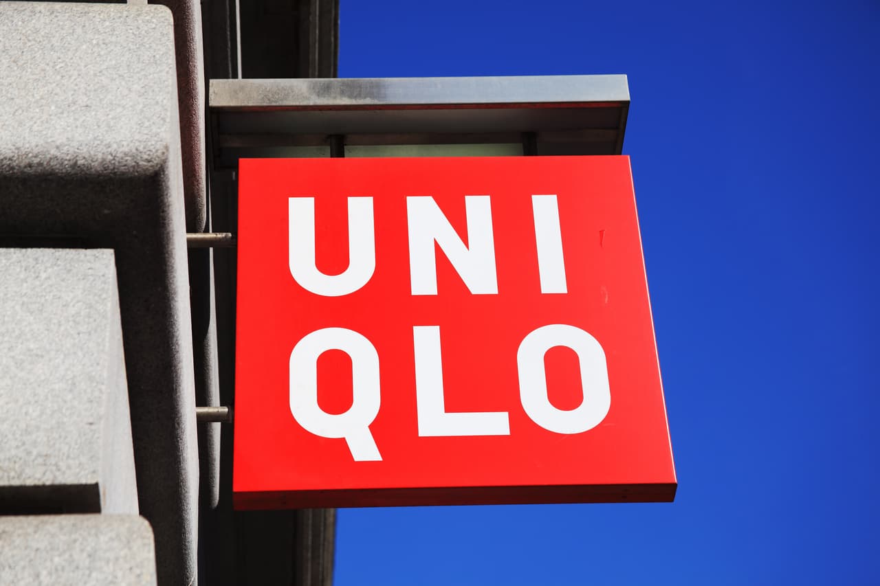 <b>Puesto 7. Uniqlo</b>
<br>
<br>Aumento del valor de la marca de 2020 a 2021: 88%
<br>
<br>Valor de la marca en 2021: 15,443 millones de dólares.
<br>
<br>Valor de la marca en 2020: 8,220 millones de dólares.
<br>
<br>Industria: vestuario deportivo.
<br>
<br>Uniqlo es una marca japonesa que engloba diseño, fabricación y venta de ropa casual y deportiva.
<br>
<br>La investigación también considera otros atributos de las marcas: la creatividad, la responsabilidad, el propósito y la confianza.
<br>